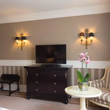 Отель Intercontinental Chantilly Chateau Mont Royal By Ihg 5*